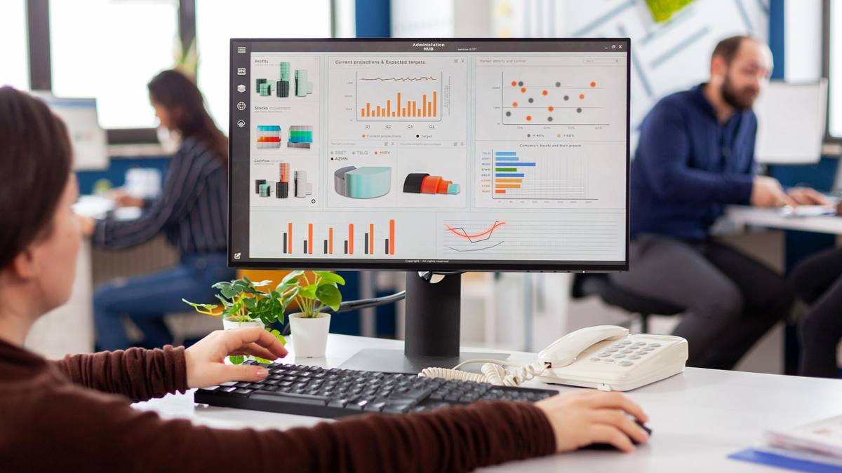 Pantalla con sistema de gestión empresarial en operación