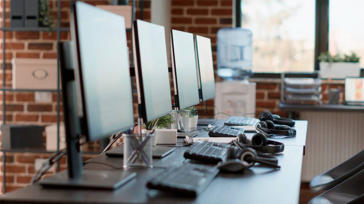 Estaciones de trabajo con monitores y equipos en alquiler