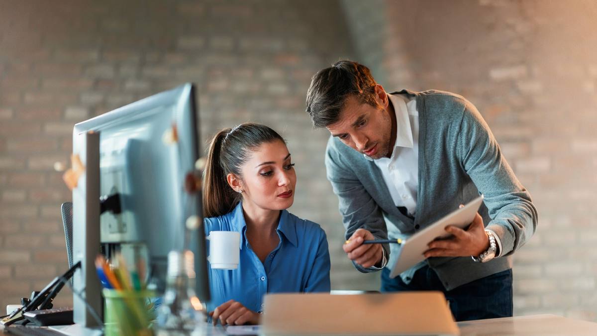 Equipo revisando una solución tecnológica integral